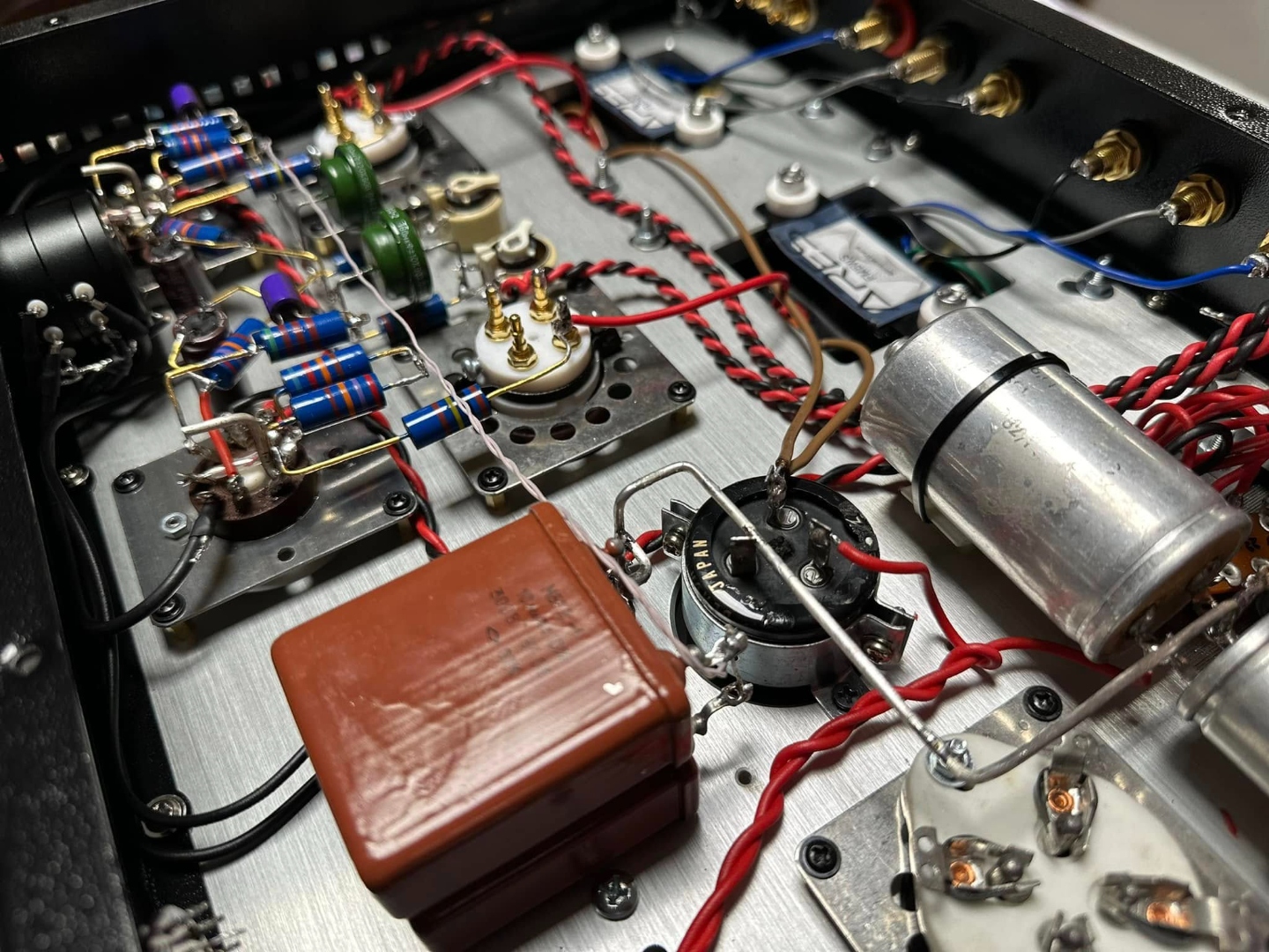 Composants électroniques audiophiles sélectionnés dans un amplificateur