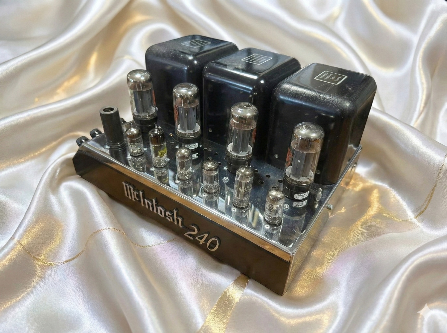 Amplificateur à tubes McIntosh 240 sur tissu clair