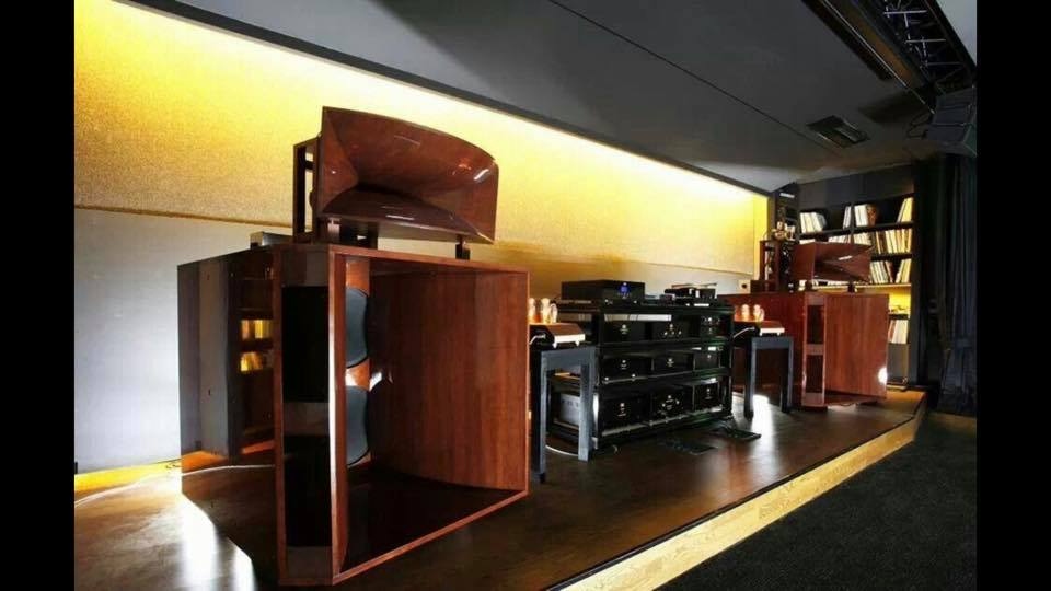 Système audio audiophile avec enceintes haut rendement et électroniques